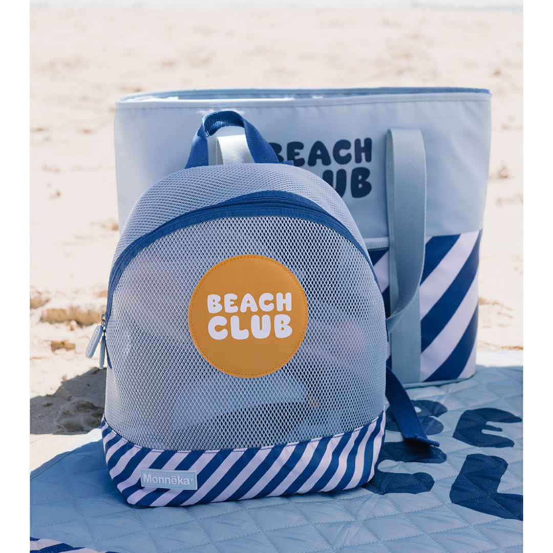 Mochila azul e bolsa térmica Beach Club na praia