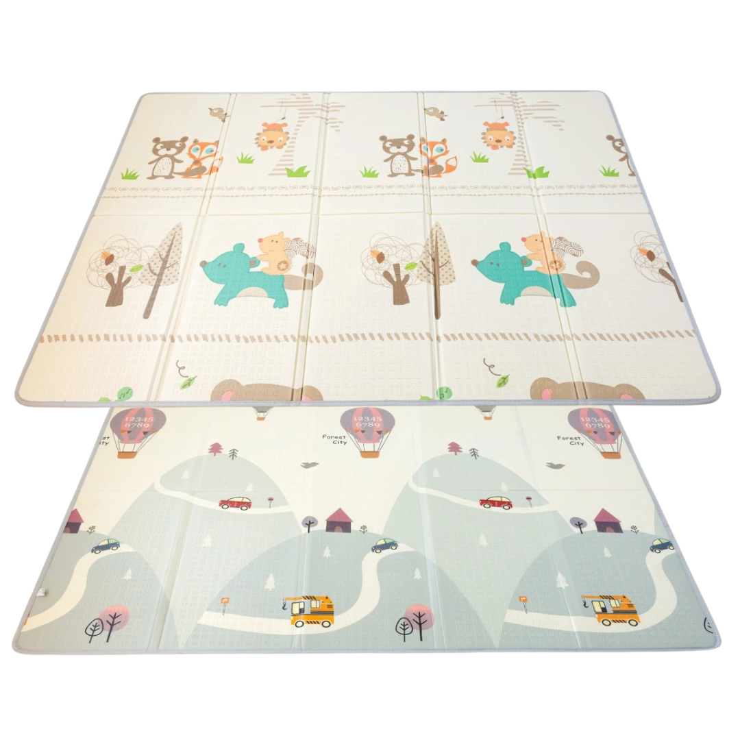 Tapete de jogo infantil com estampas de animais e estrada em tons suaves.