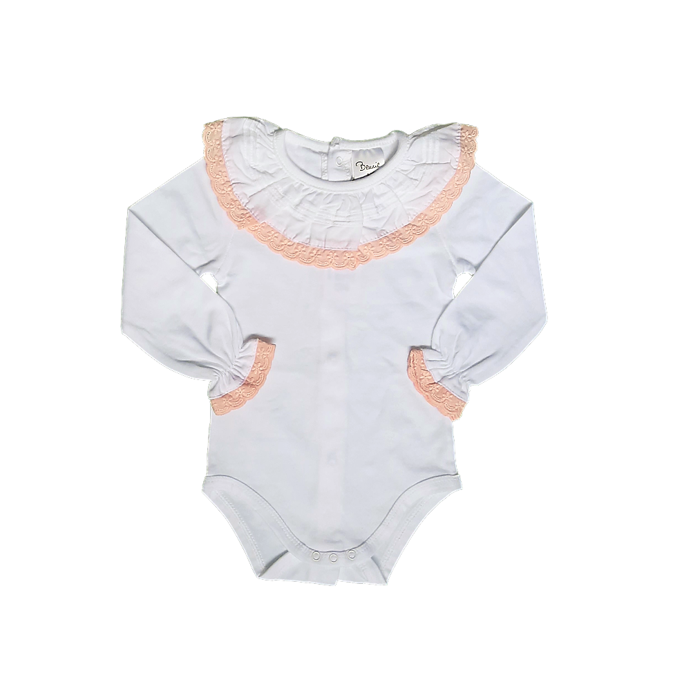 Body de bebé branco com renda rosa e botões de pressão.