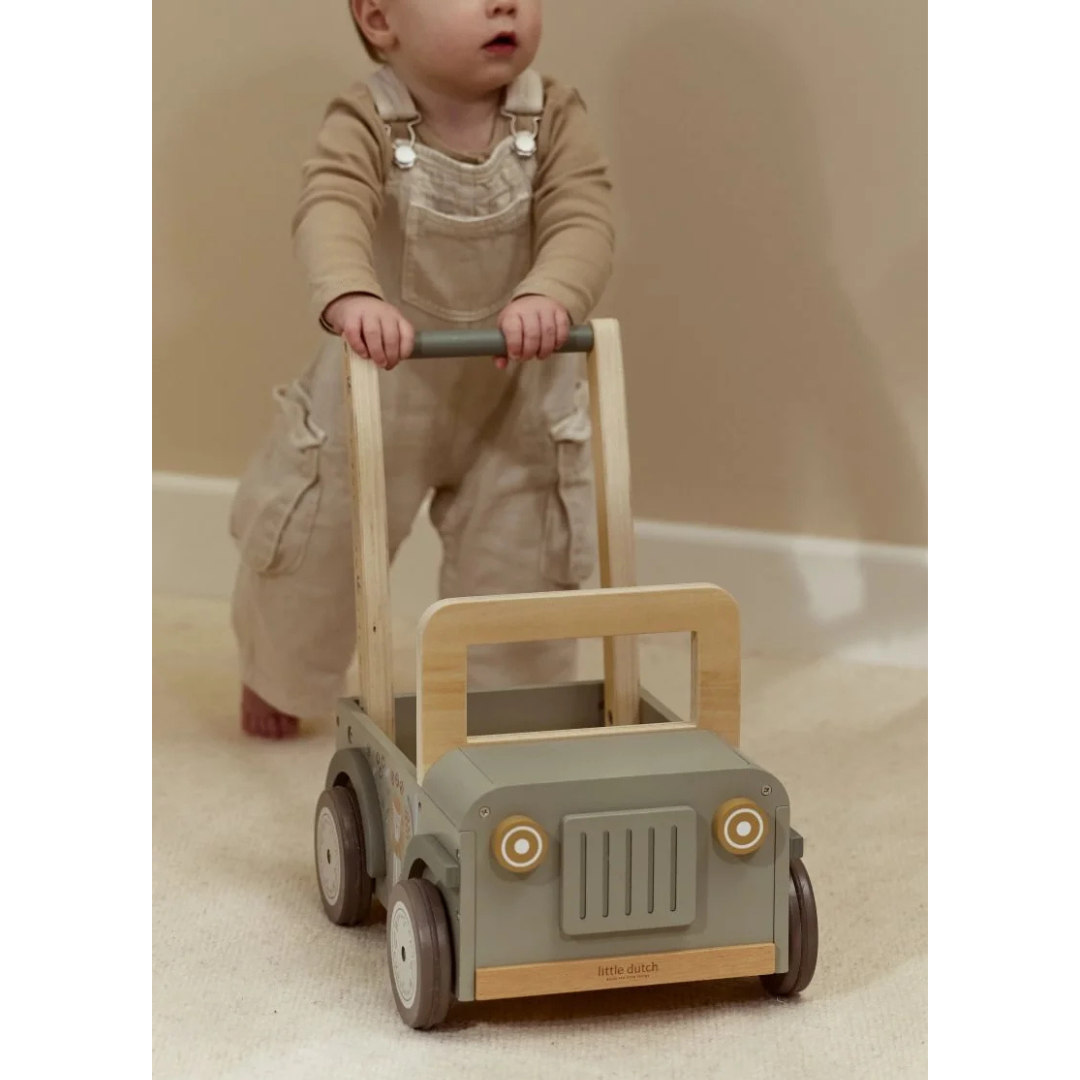 Andador de bebê em madeira em forma de carro cinza com detalhes em madeira natural.