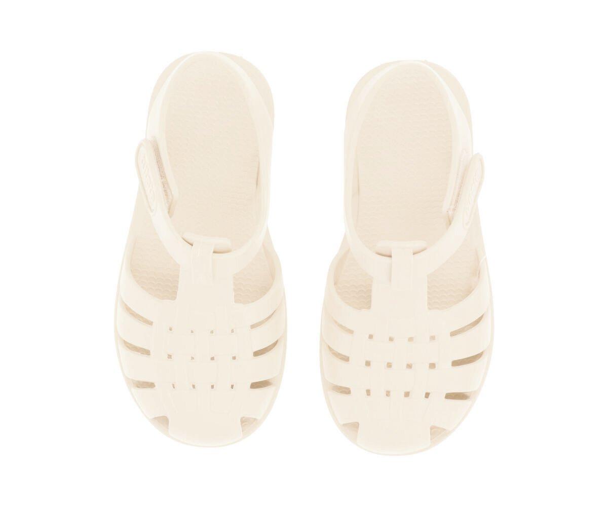 Sandálias plásticas brancas com tiras largas e furações 