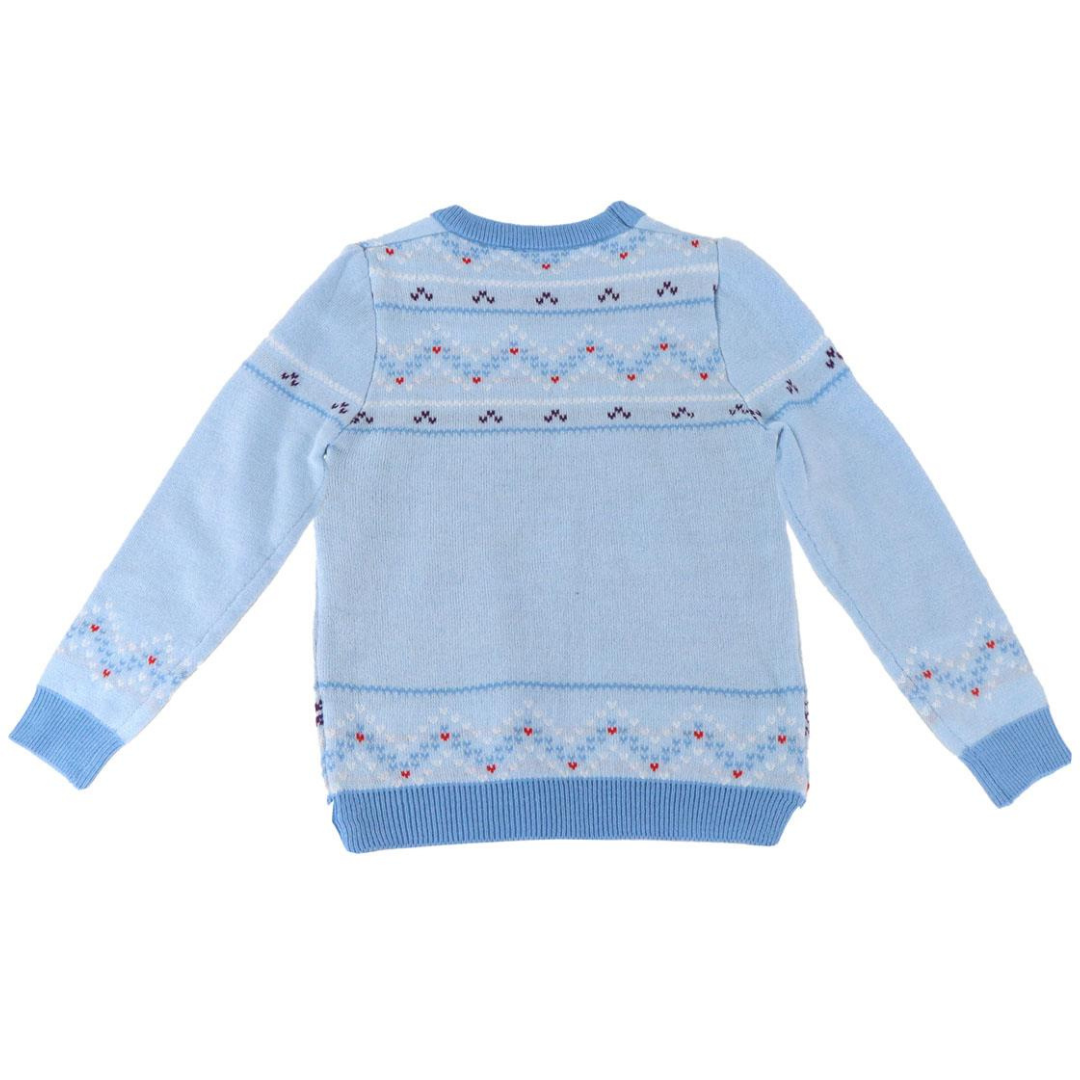 Camisola azul clara com padrões decorativos e mangas compridas