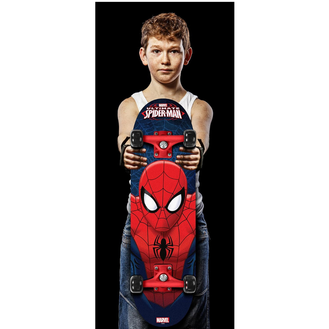 Menino segurando skate Spider-Man colorido com logo Marvel