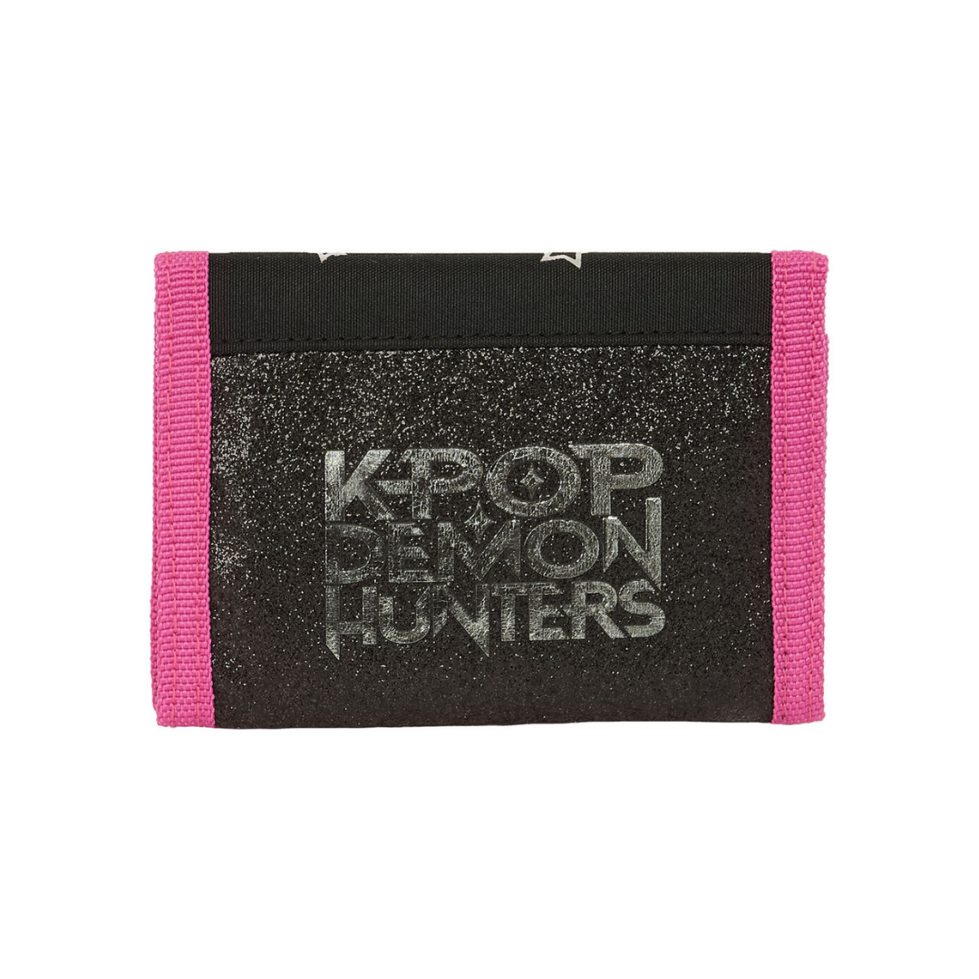 Carteira preta brilhante com bordas cor-de-rosa e texto K-POP DEMON HUNTERS.