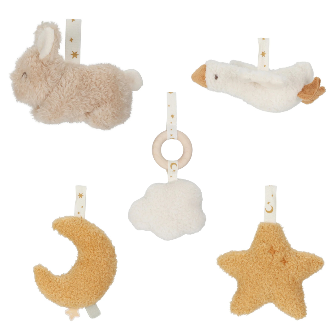 Brinquedos de pelúcia para bebé em formas de coelho, gaivota, lua, nuvem e estrela com fitas decoradas.