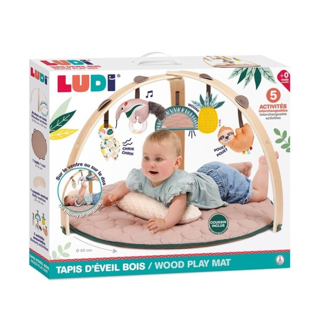 Tapete de atividades de madeira com almofada rosa e brinquedos pendurados para bebé