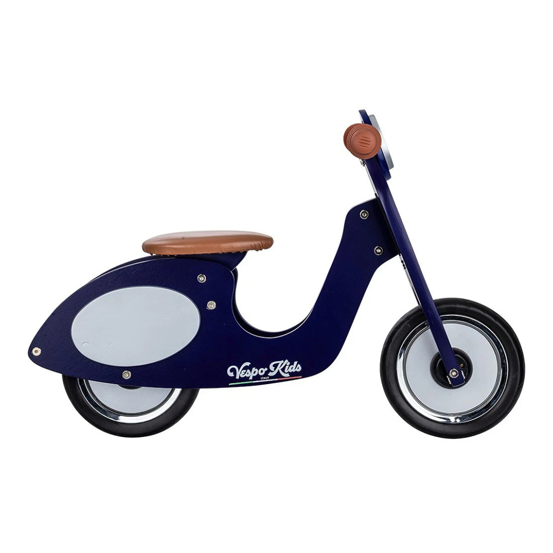 Andarilho infantil estilo scooter Vespa em madeira azul escuro e detalhes castanhos.