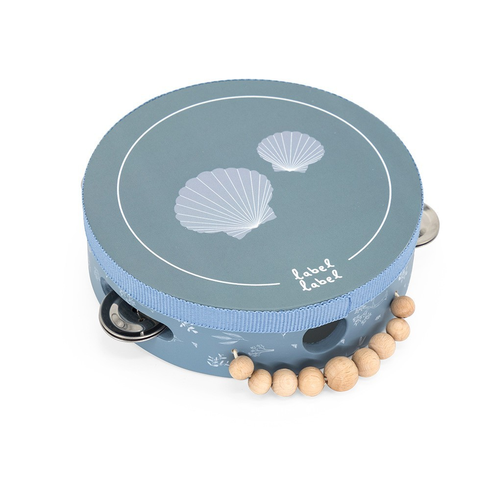 Pandeireta azul com conchas brancas, fita azul e contas de madeira