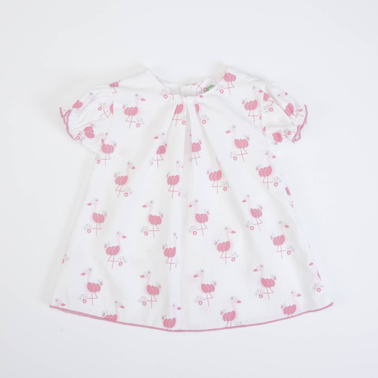 Vestido infantil branco com estampado de pássaros cor-de-rosa e detalhes em rosa