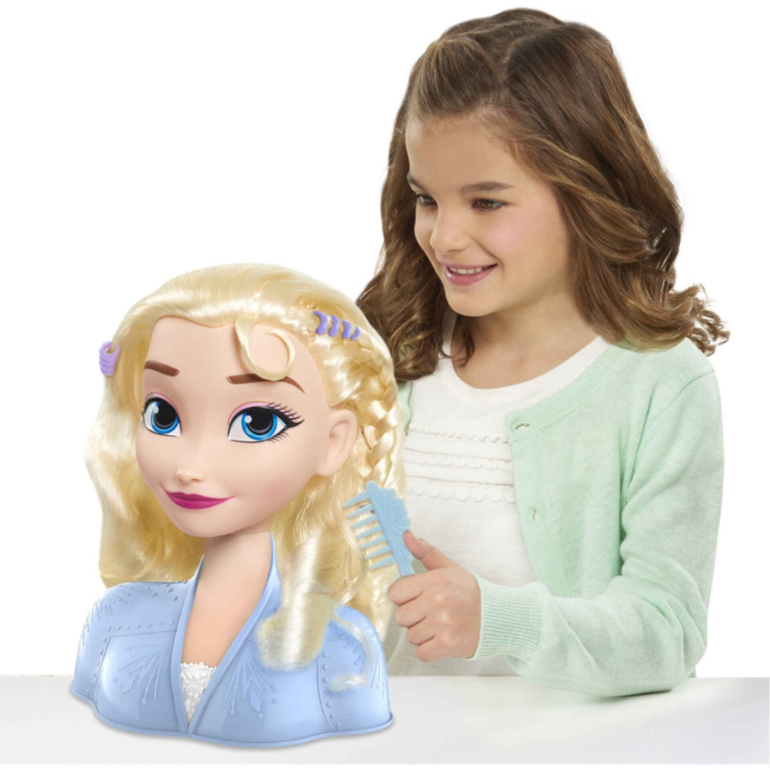 Menina penteando boneca com cabelo loiro e casaco azul