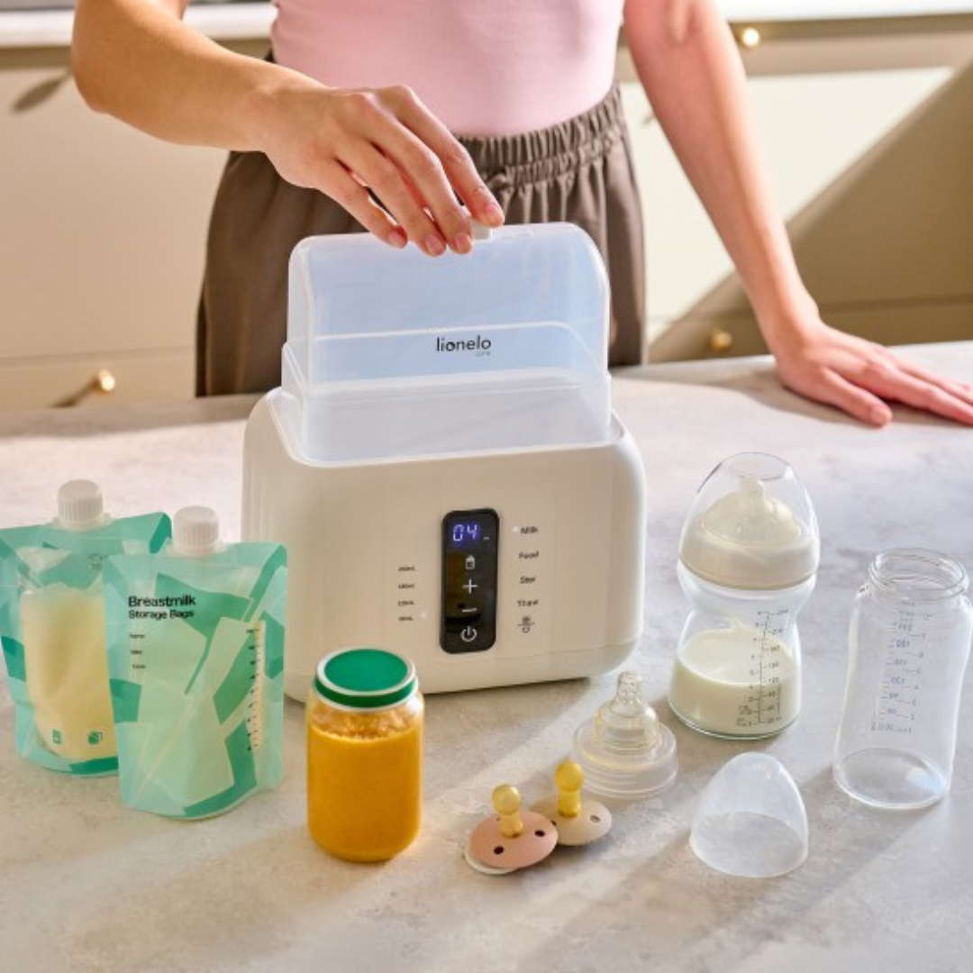 Máquina esterilizadora branca com biberões, chupeta e pacotes de leite materno na bancada