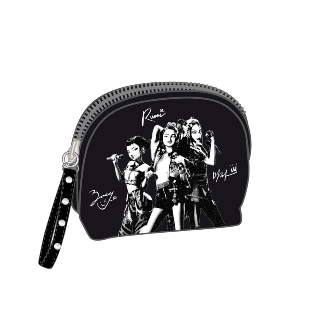 Bolsa preta com ilustração a preto e branco de três personagens femininas e assinaturas.