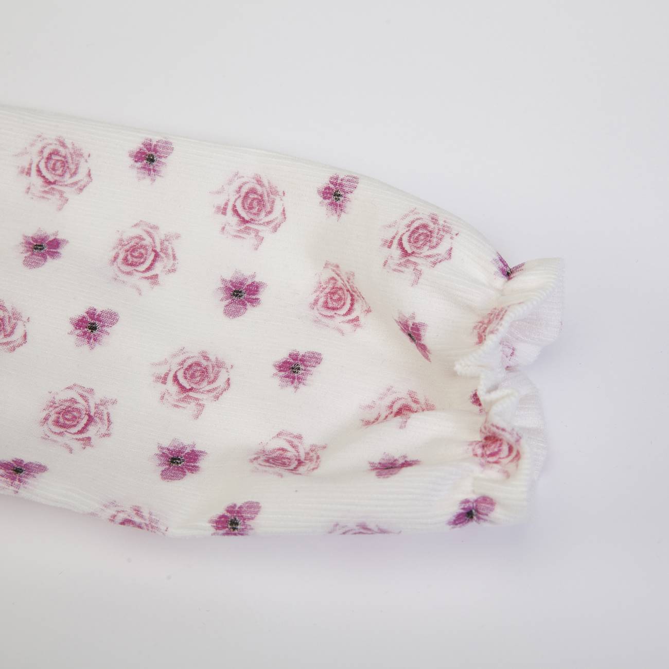 Manga de tecido branco com padrão de rosas cor-de-rosa e flores lilás