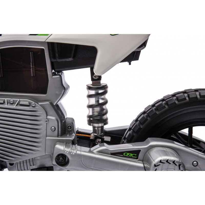 Suspensão traseira de moto elétrica prateada com mola helicoidal e pneu preto