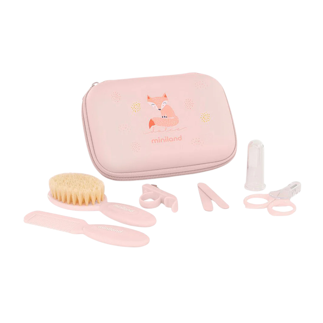 Kit de higiene para bebé rosa com estojo estampado com raposa e acessórios.