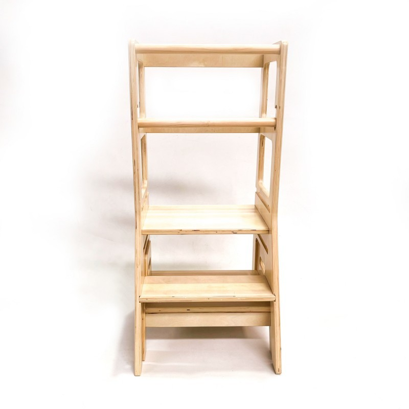 Estante de madeira clara com quatro prateleiras e fundo branco