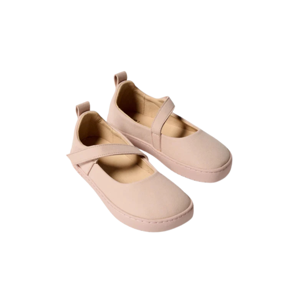 Sapatilhas cor de rosa claro estilo Mary Jane com alça única e sola plana sobre fundo branco