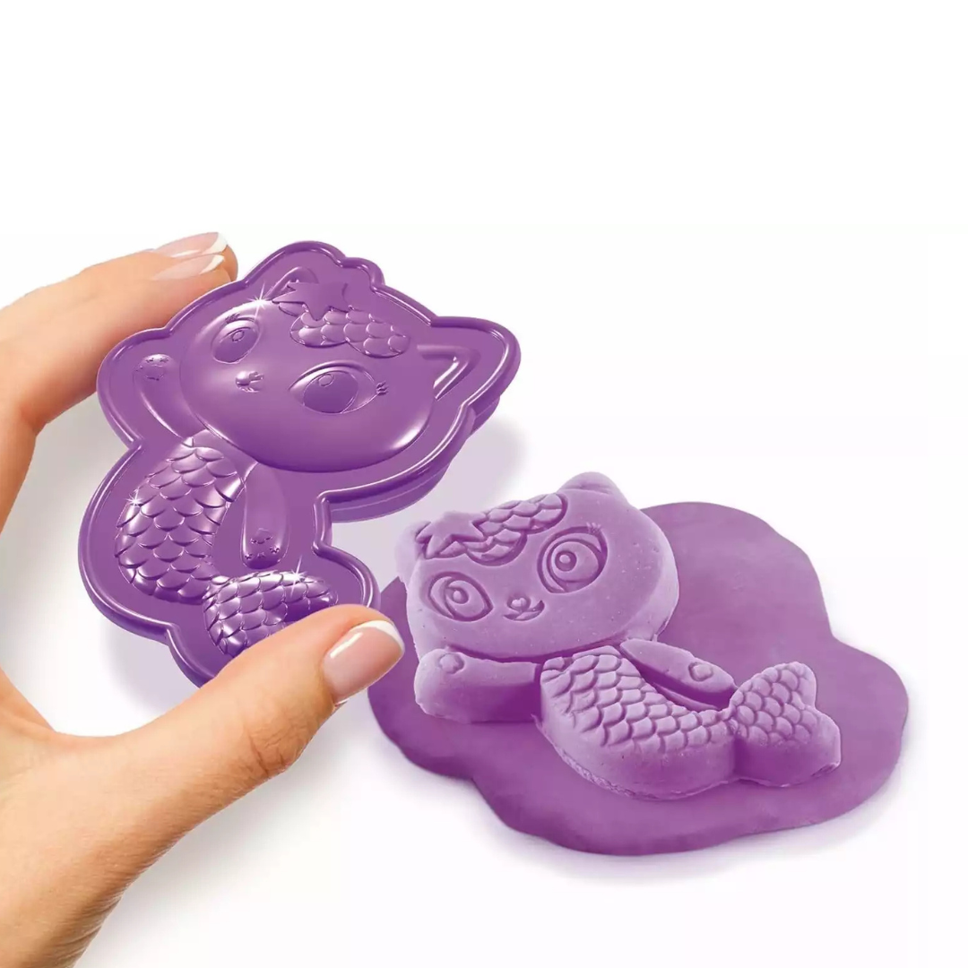 Molde molde de gato sereia roxo para massa com mão segurando.