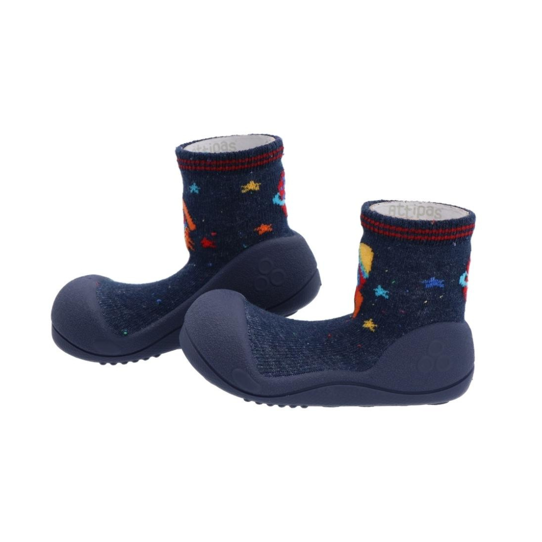 Sapatos meias azuis escuros com padrão de planetas e estrelas coloridas e sola de borracha