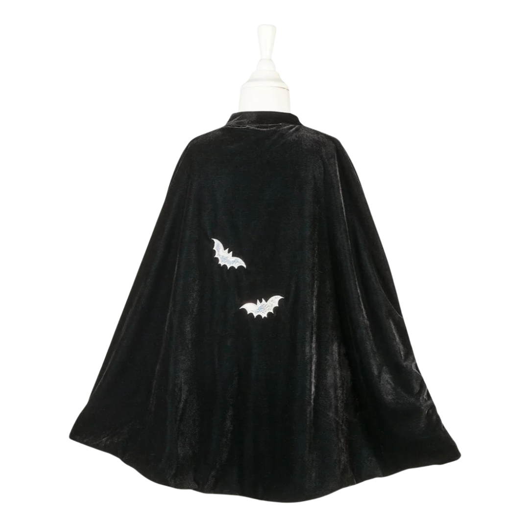 Capa preta de veludo com morcegos brancos estampados