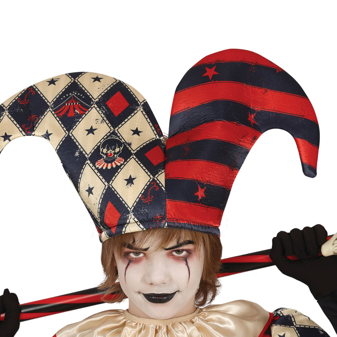 Pessoa com chapéu de bobo da corte colorido, maquilhagem de palhaço e roupa bege com gola franzida, segurando bastão listrado