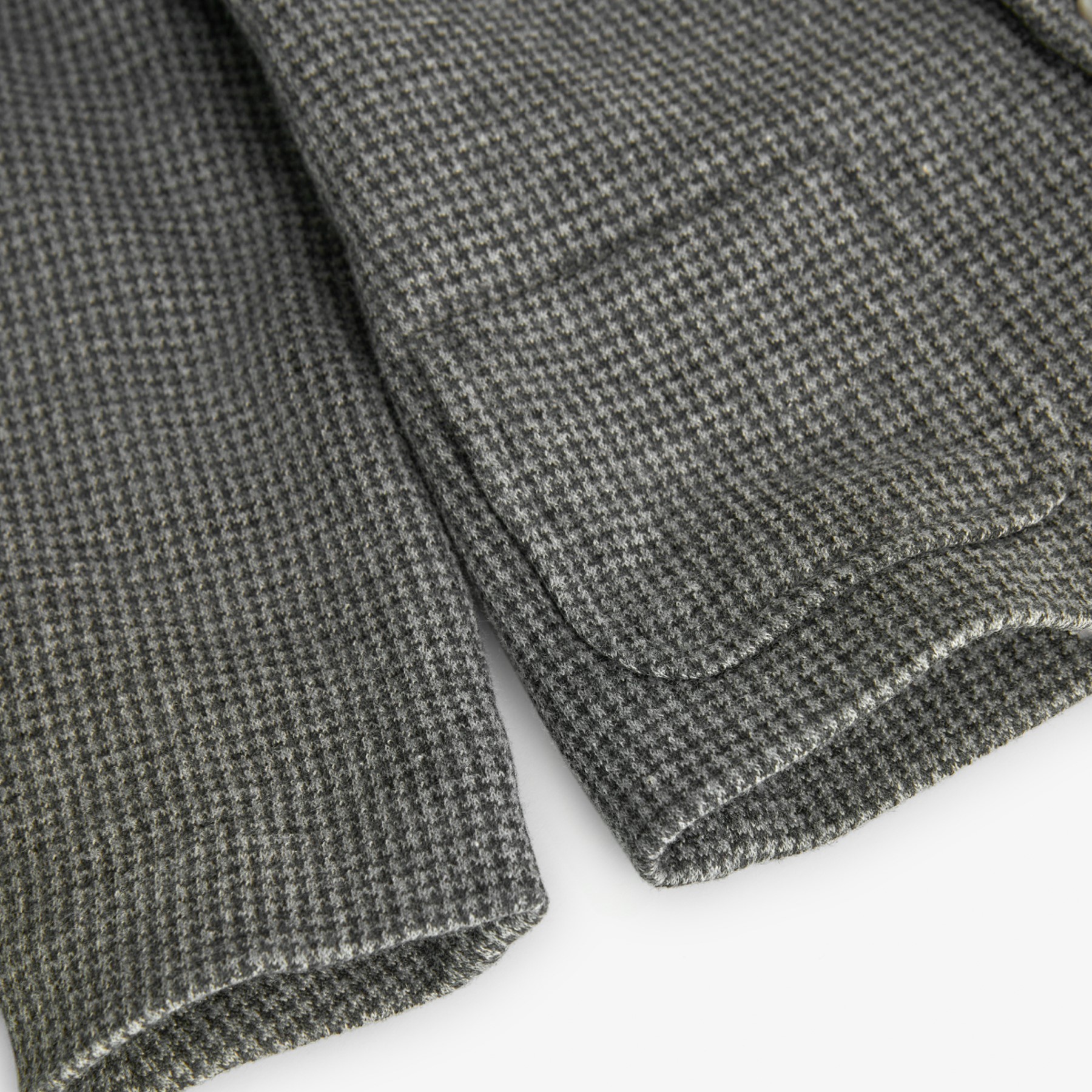 Casaco cinza com padrão pied-de-poule e bolso frontal