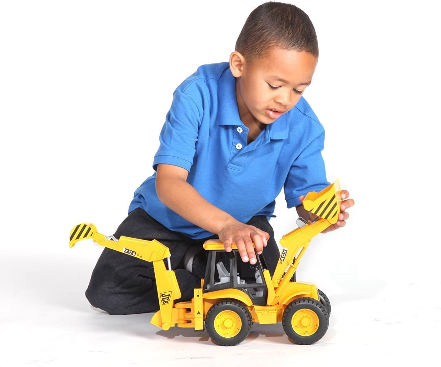 Menino a brincar com uma escavadora de brinquedo amarela e preta