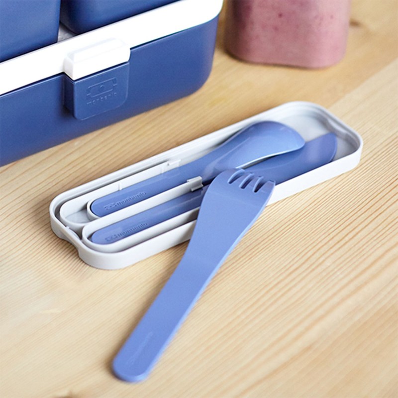 Talheres reutilizáveis azuis em estojo branco sobre mesa de madeira