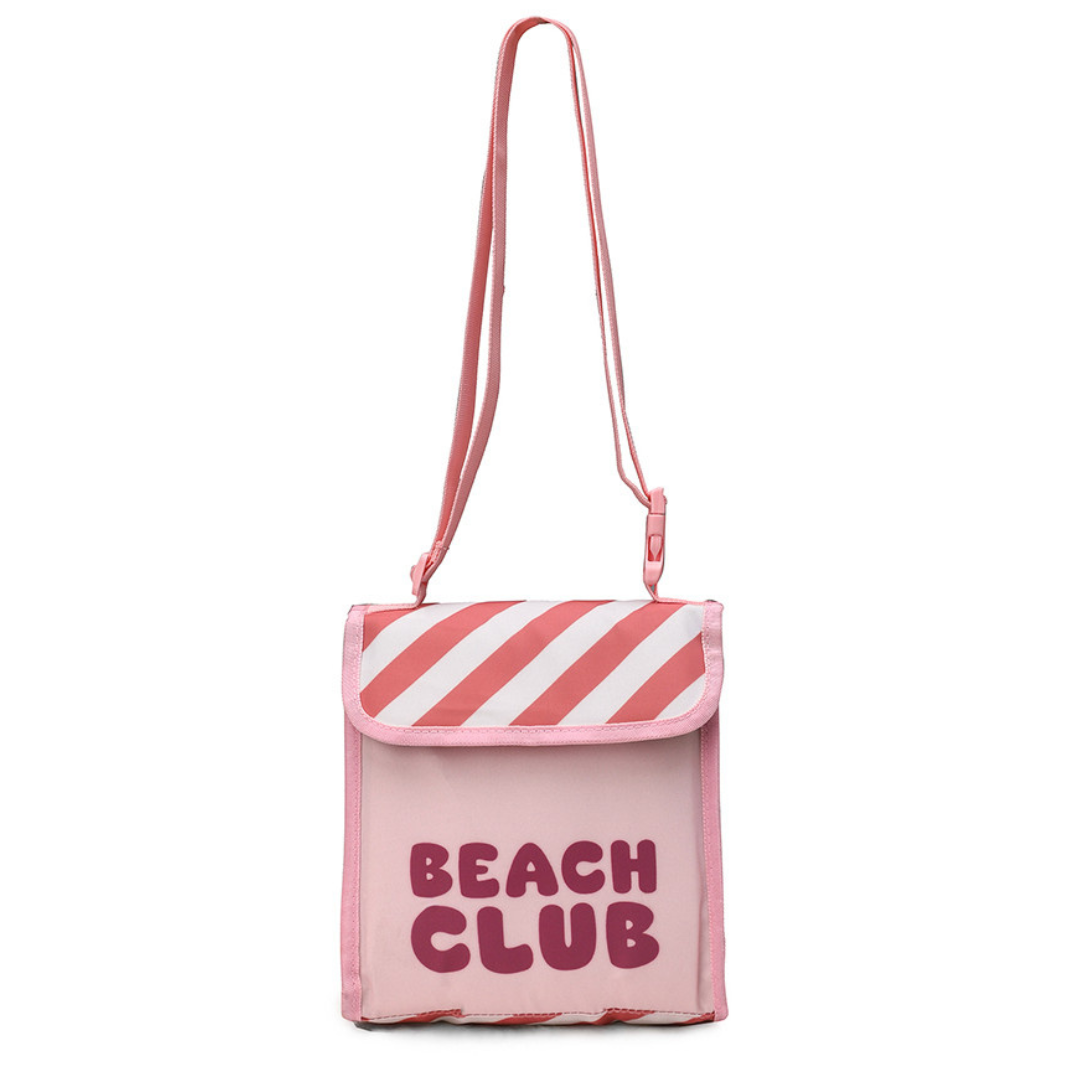 Mala rosa claro com aba riscada e texto BEACH CLUB