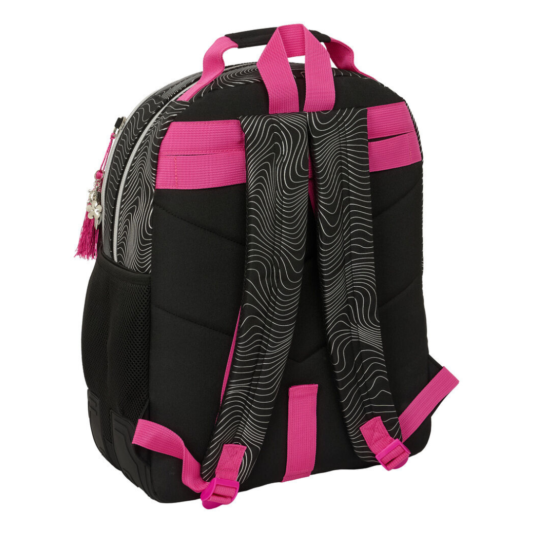 Mochila preta com detalhes rosa e alças acolchoadas com padrão de linhas brancas.