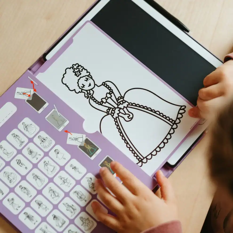Livro de atividades com desenho para colorir e mãos de criança a pegar página