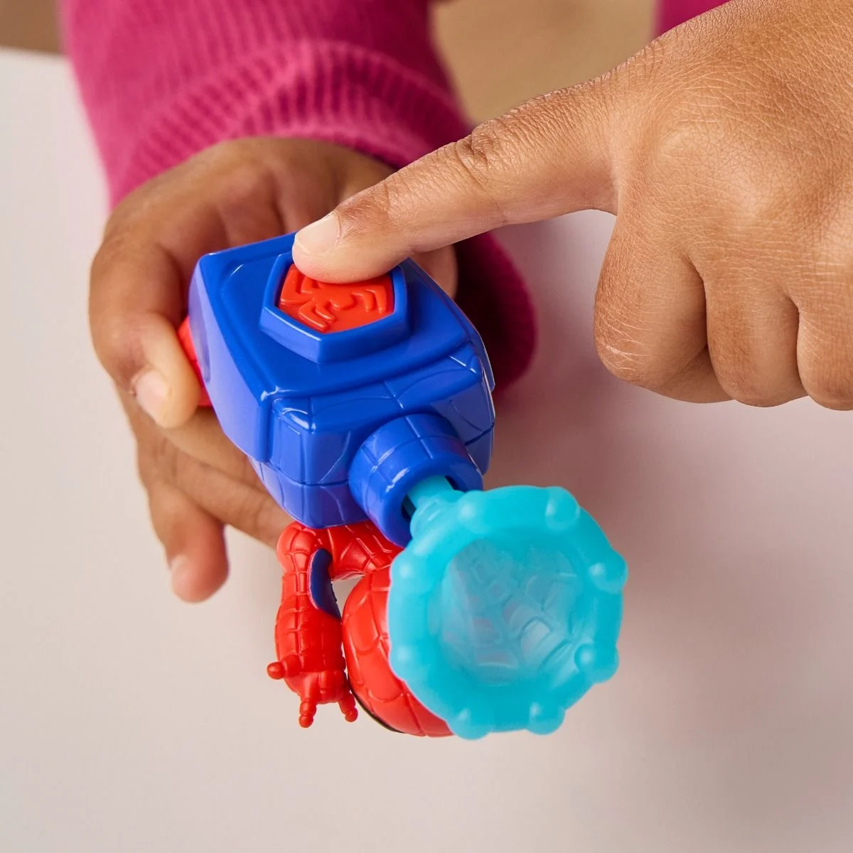 Brinquedo Homem-Aranha colorido em mãos de criança