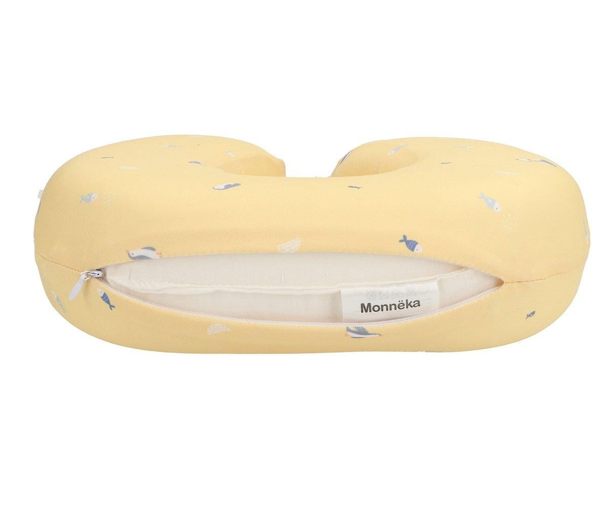 Almofada amarela circular com padrão de peixes e etiqueta Monnéka