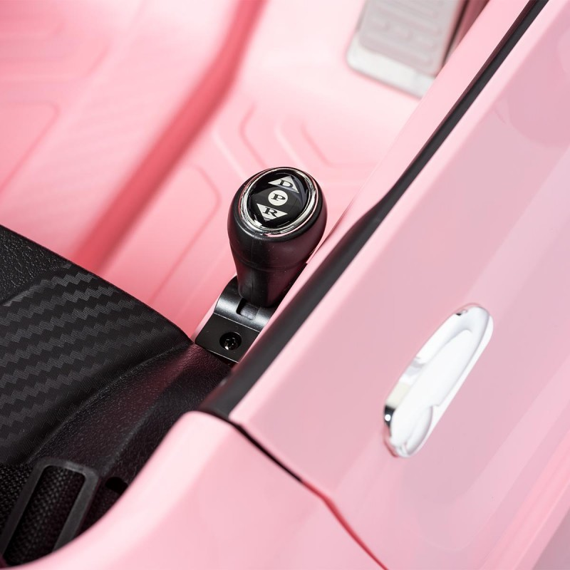 Carro de brinquedo rosa com alavanca de mudanças preta e assento com textura de fibra de carbono