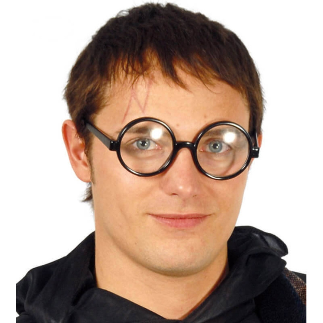 Pessoa com óculos redondos pretos e cicatriz em forma de N na testa.