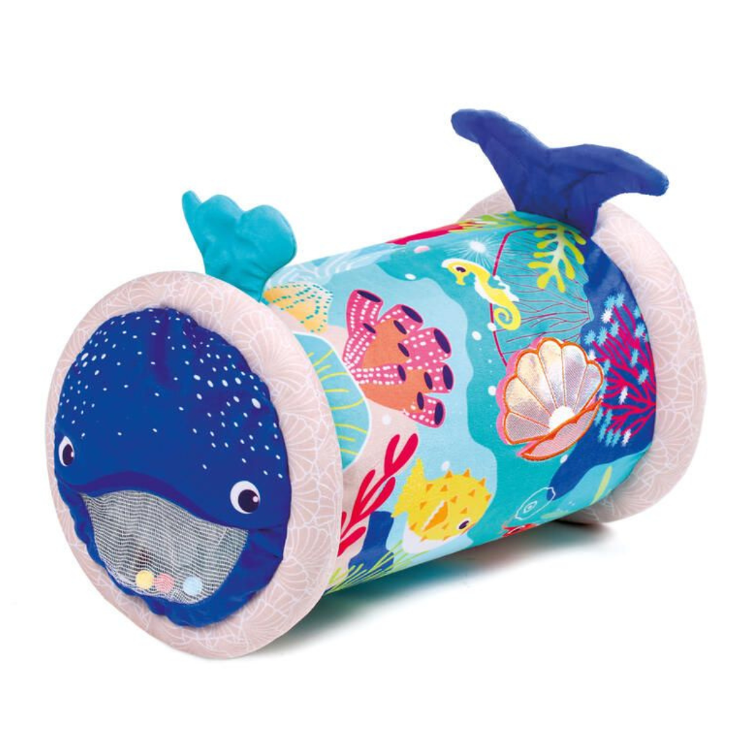 Brinquedo de tecido em forma de baleia azul com estampas marinhas e bola na boca