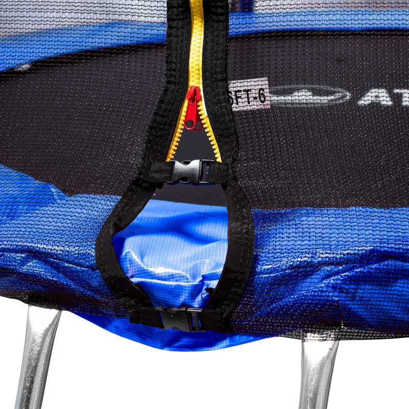 Parte de cama elástica com rede azul, preta e amarela e fechos de plástico.