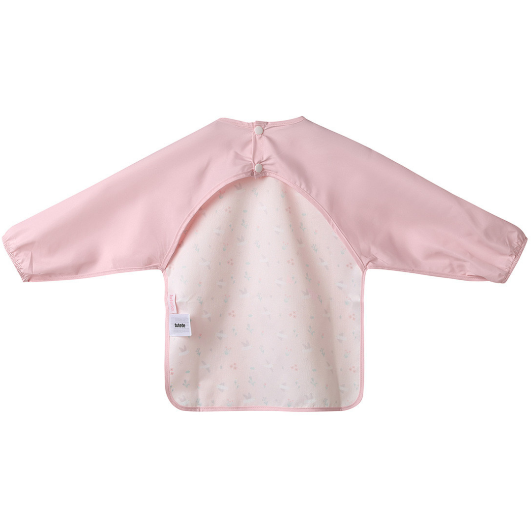 Babete de manga comprida impermeável rosa com padrão e botões