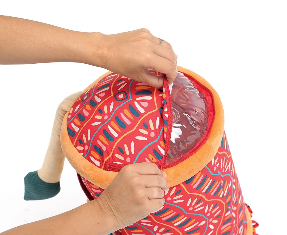 Saco de armazenamento com padrão geométrico colorido e fecho em velcro aberto