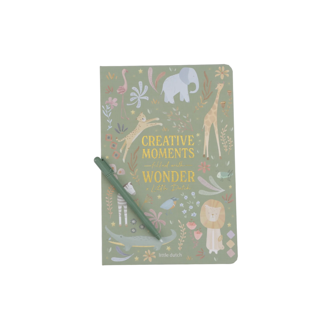 Caderno verde com ilustrações de animais e texto dourado Creative Moments filled with Wonder e caneta verde