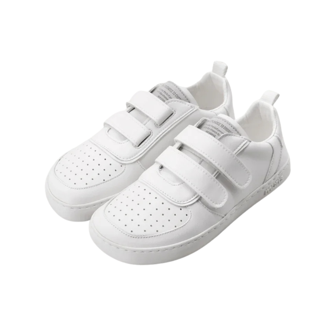 Par de sapatilhas brancas com dois velcros e recortes perfurados no bico
