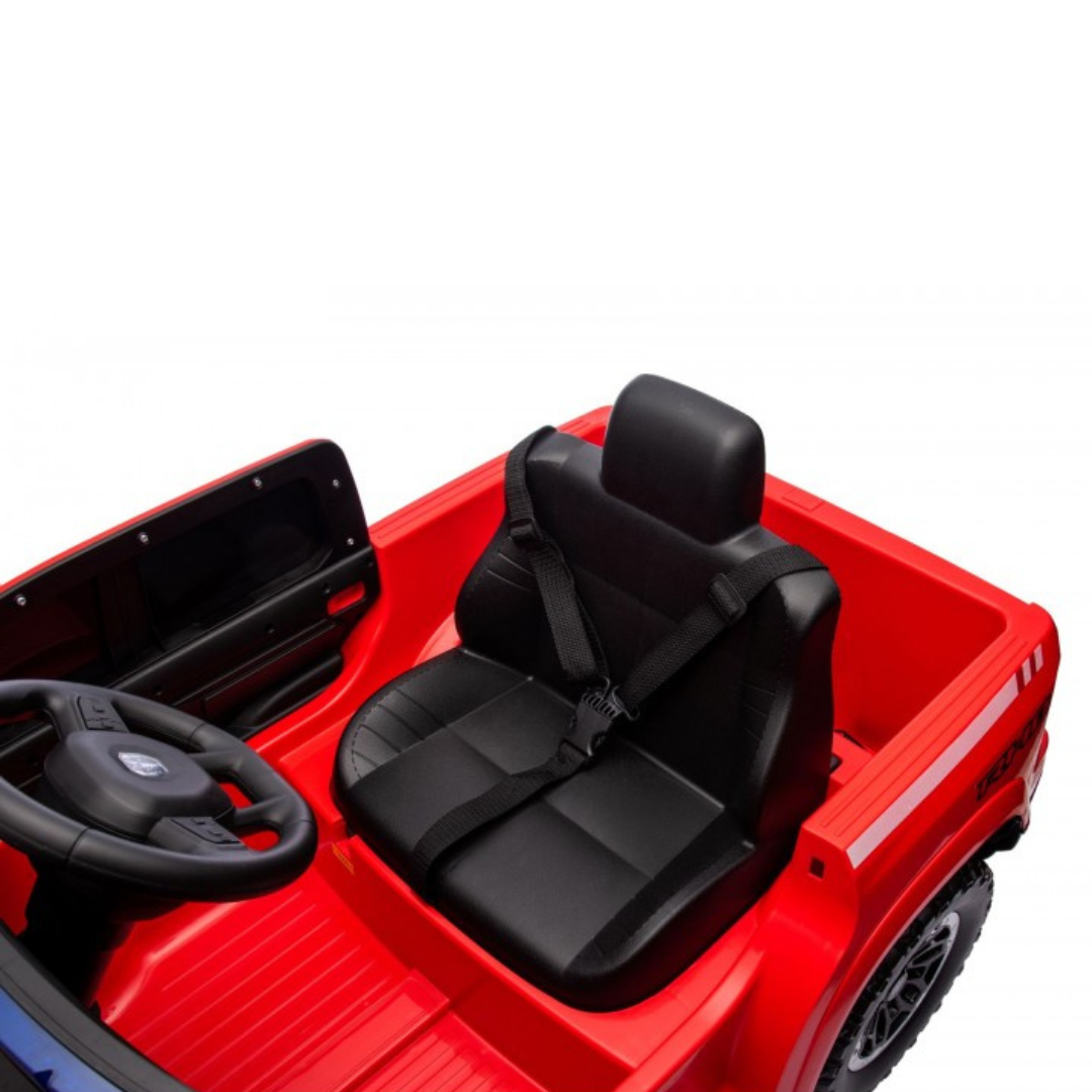 Carro de brincar vermelho com assento preto e cinto de segurança