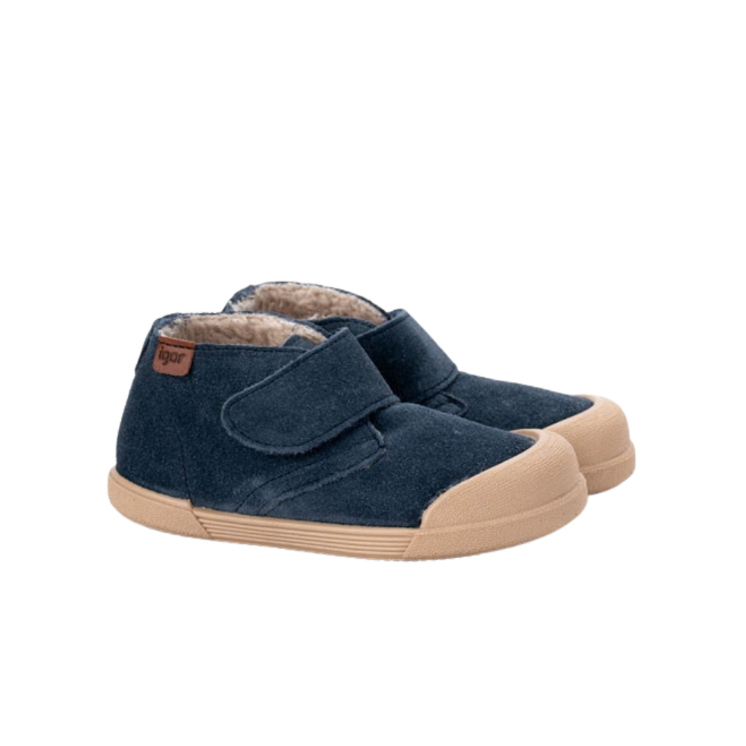Sapatilhas infantis azul escuro com sola bege e fecho de velcro