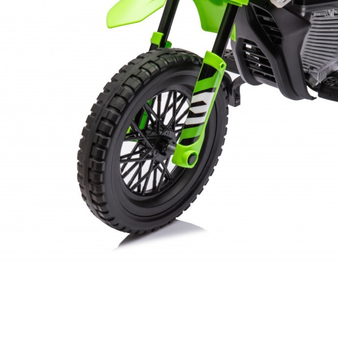 Roda dianteira de bicicleta ou moto infantil com pneu preto de borracha e guarda-lamas verde