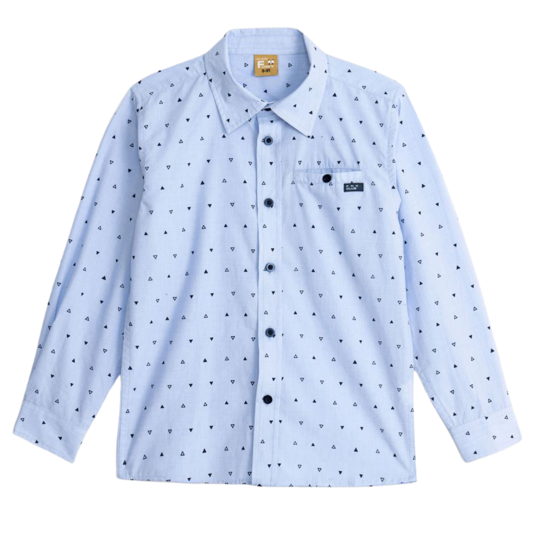 Camisa de criança azul clara com triângulos pretos e bolso com etiqueta PUNK CLUB