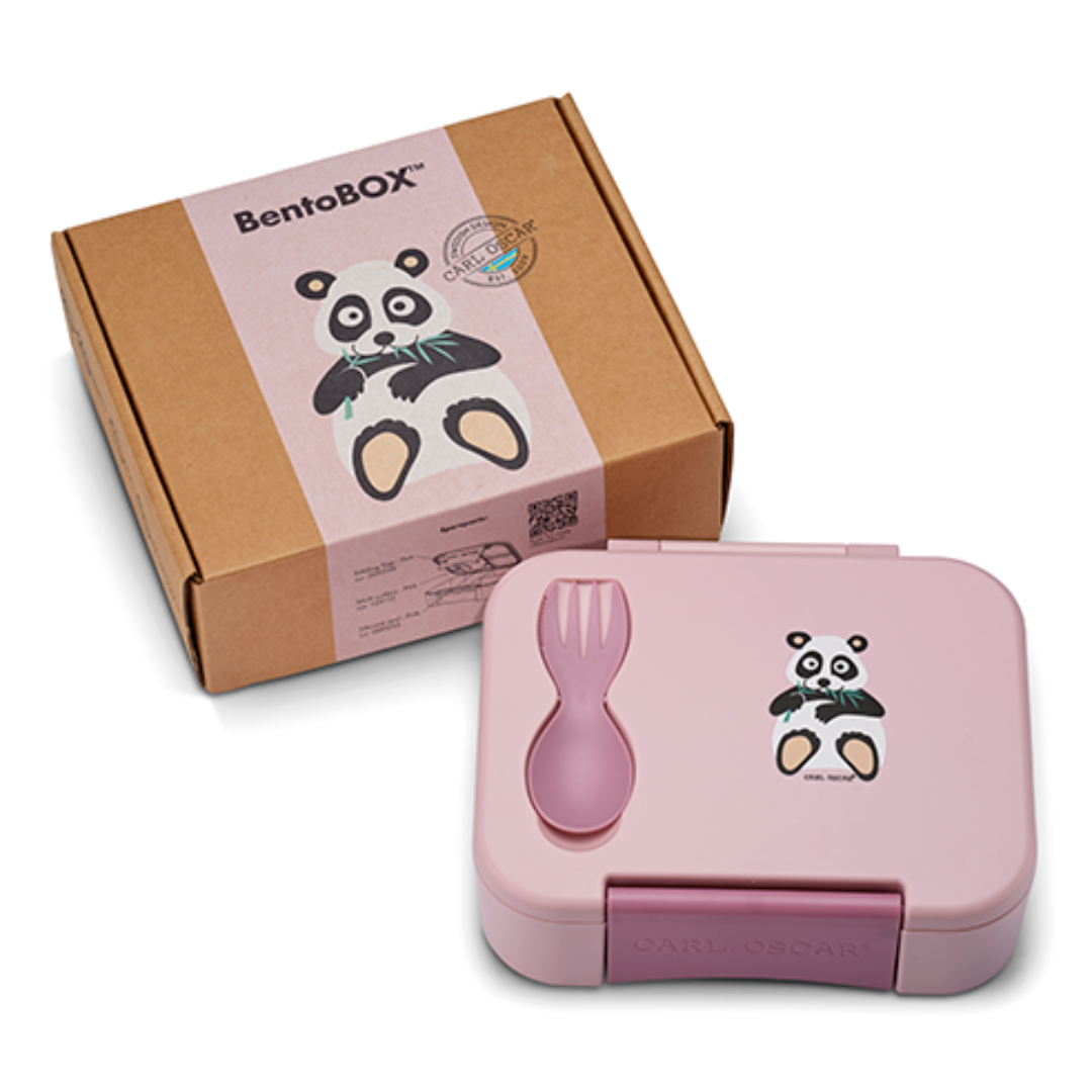 Estojo BentoBOX rosa com desenho de panda e garfo-colher embutido junto à embalagem de cartão.