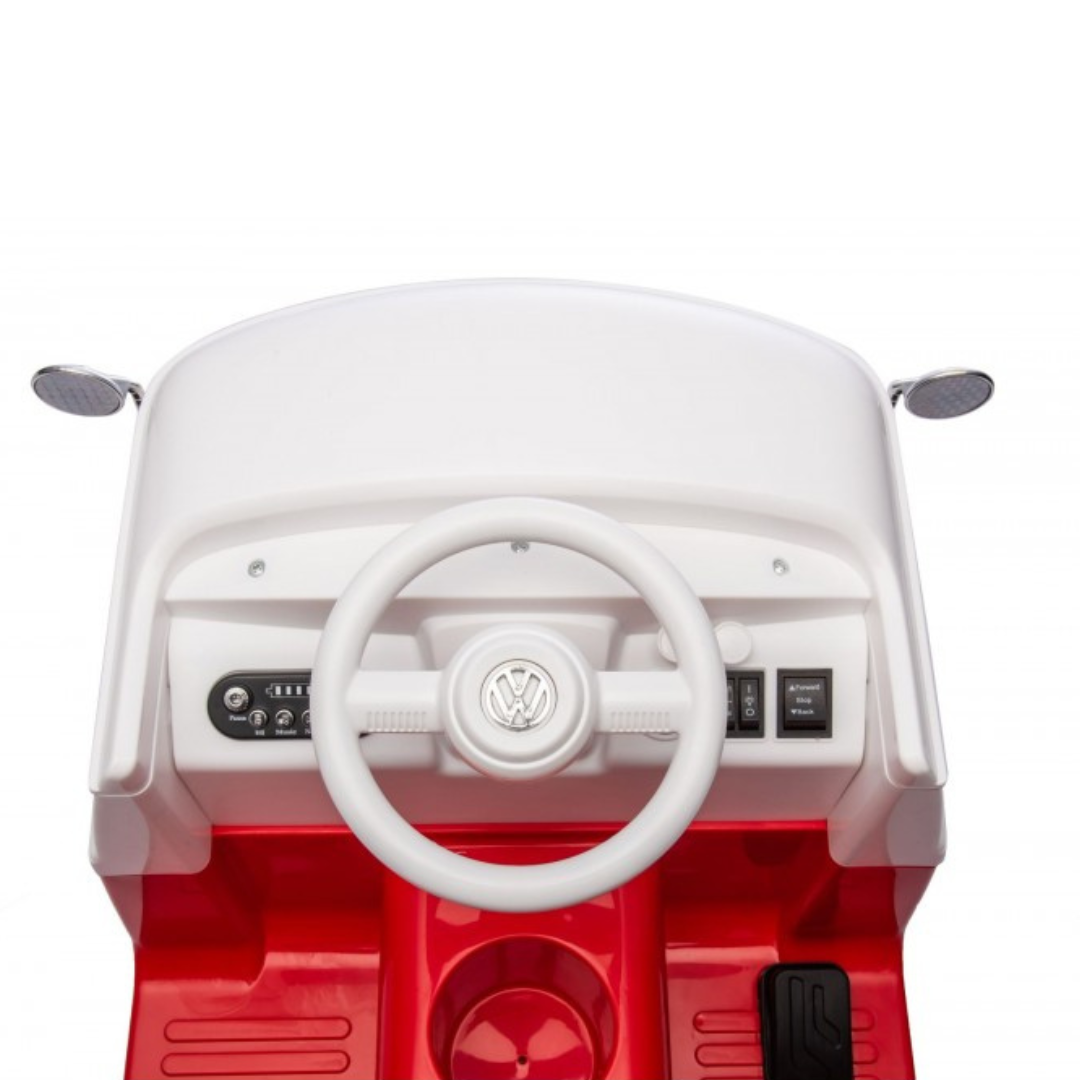 Volante branco de carrinho vermelho com logótipo VW, botões e espelhos