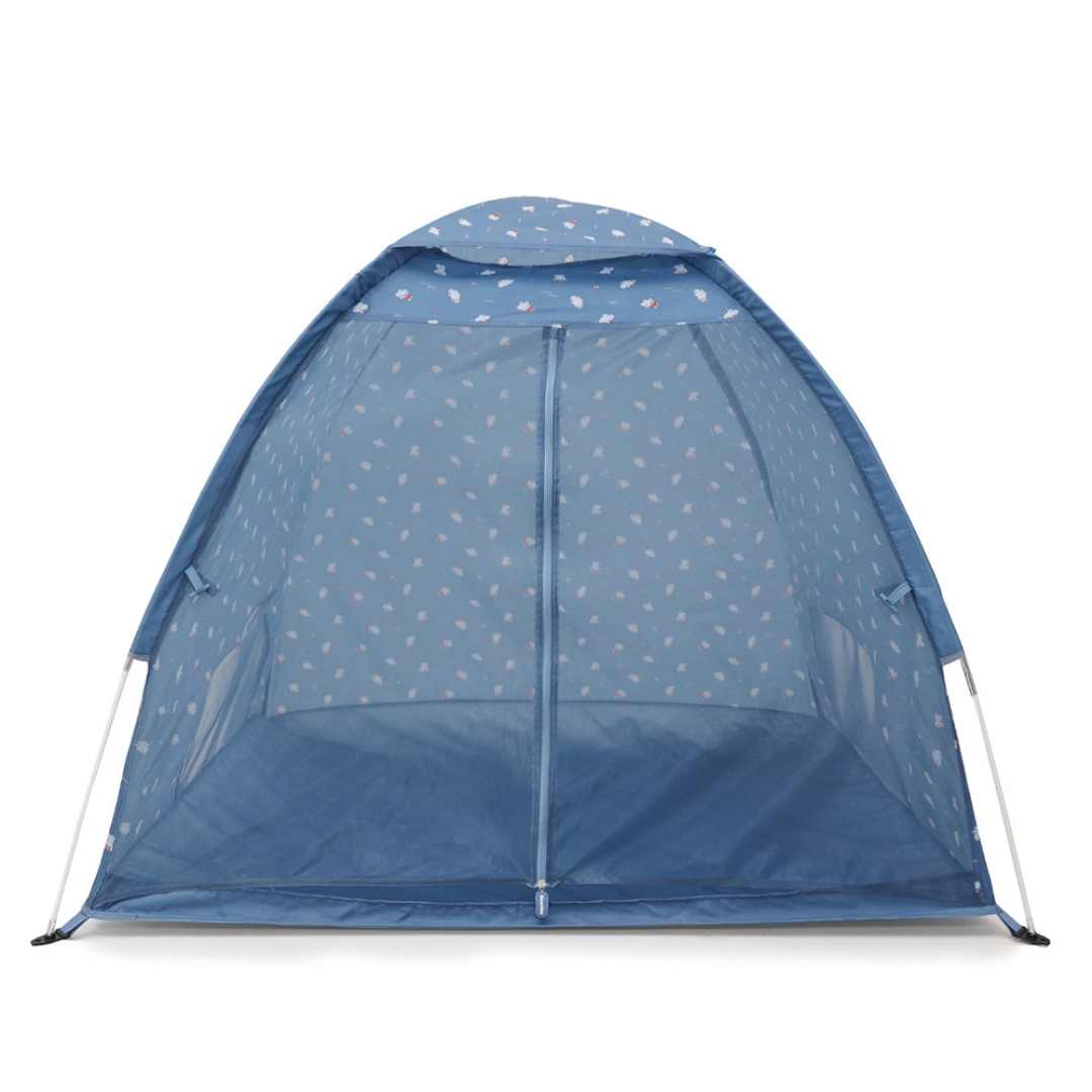 Tenda azul clara com padrão de nuvens e zíper frontal
