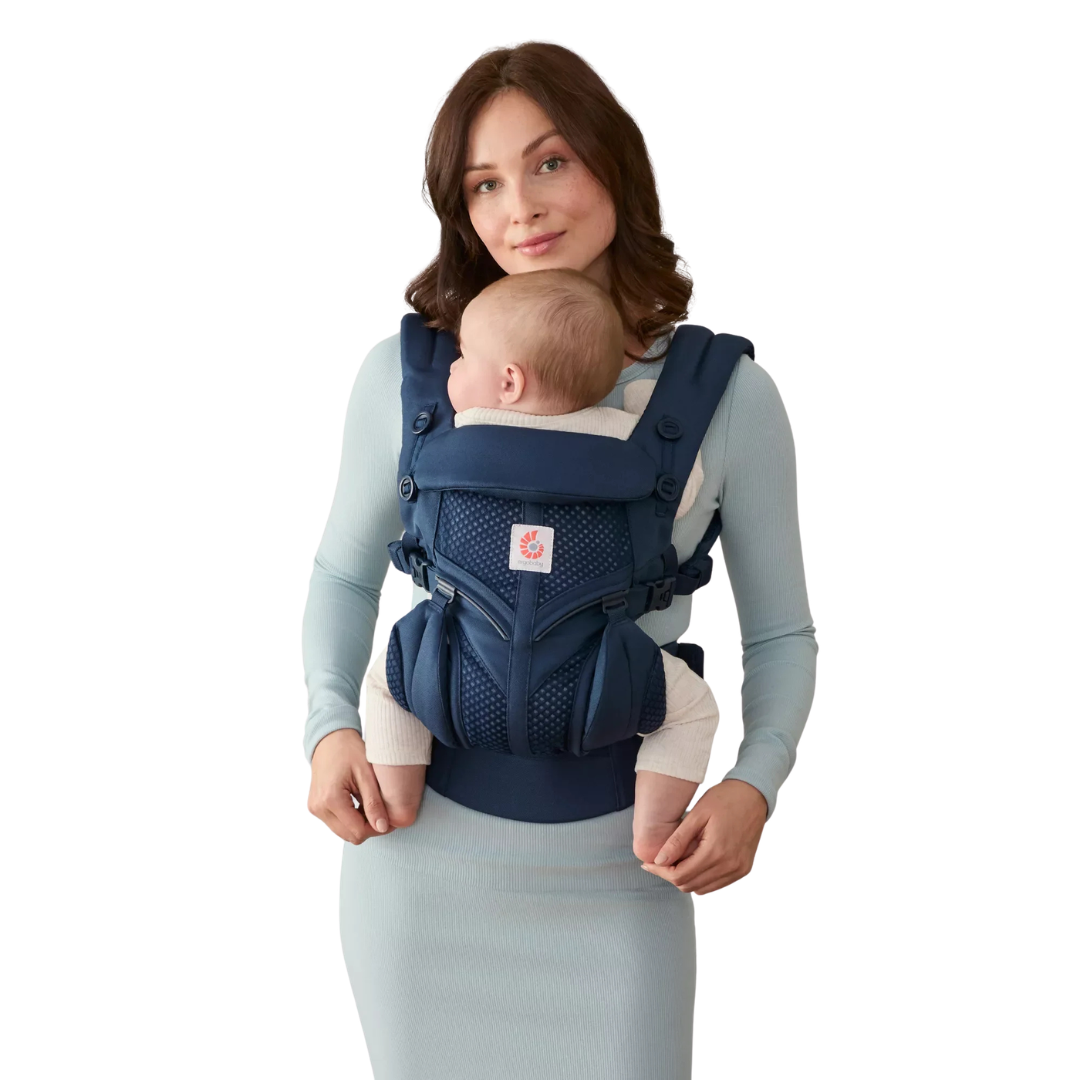 Porta-bebé azul escuro com bebé, mulher vestida azul claro