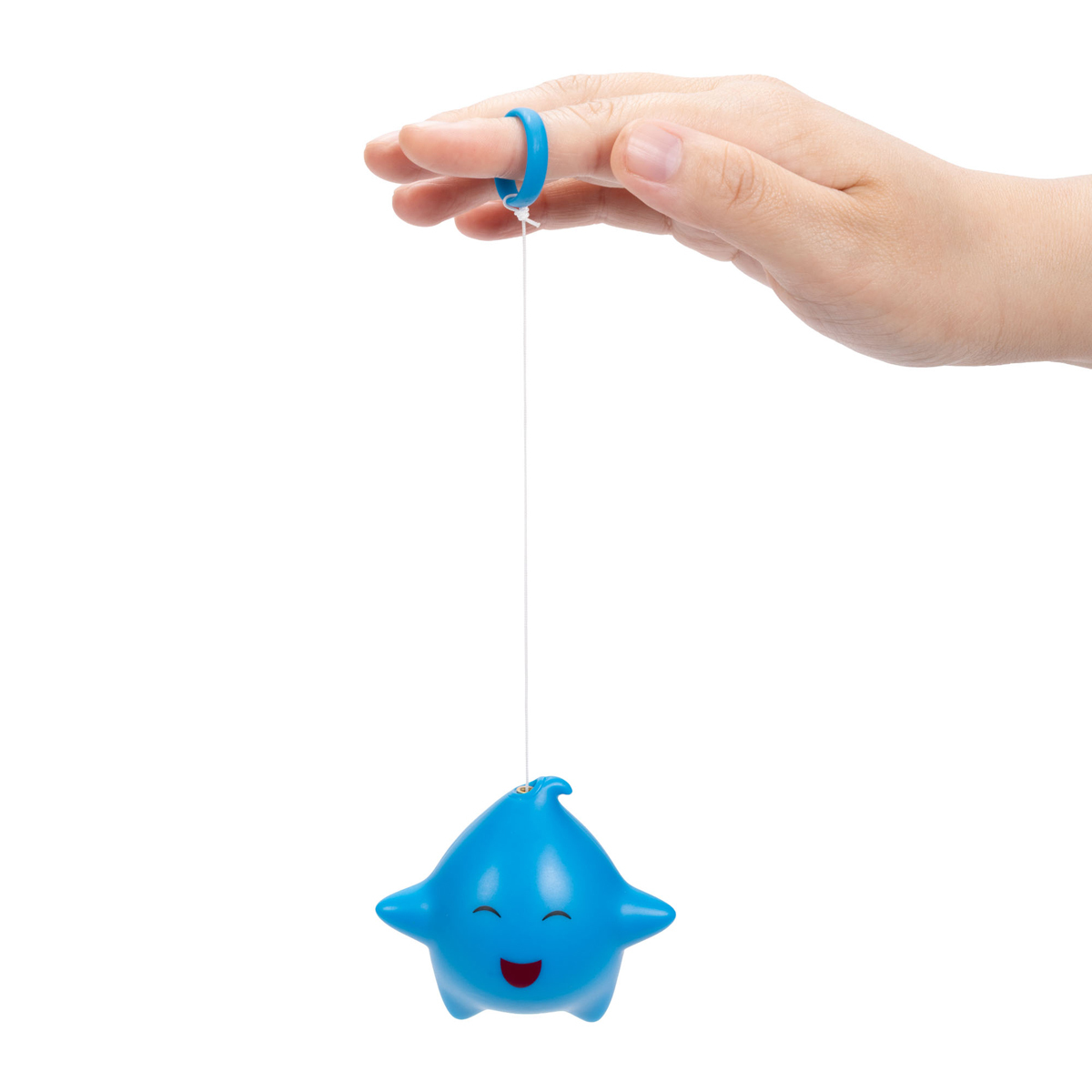 Brinquedo azul em forma de estrela sorridente pendurado por uma corda branca na mão
